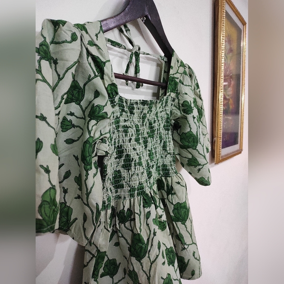 Green Square Neck Smocked Top 💚 - Picture 5 of 13